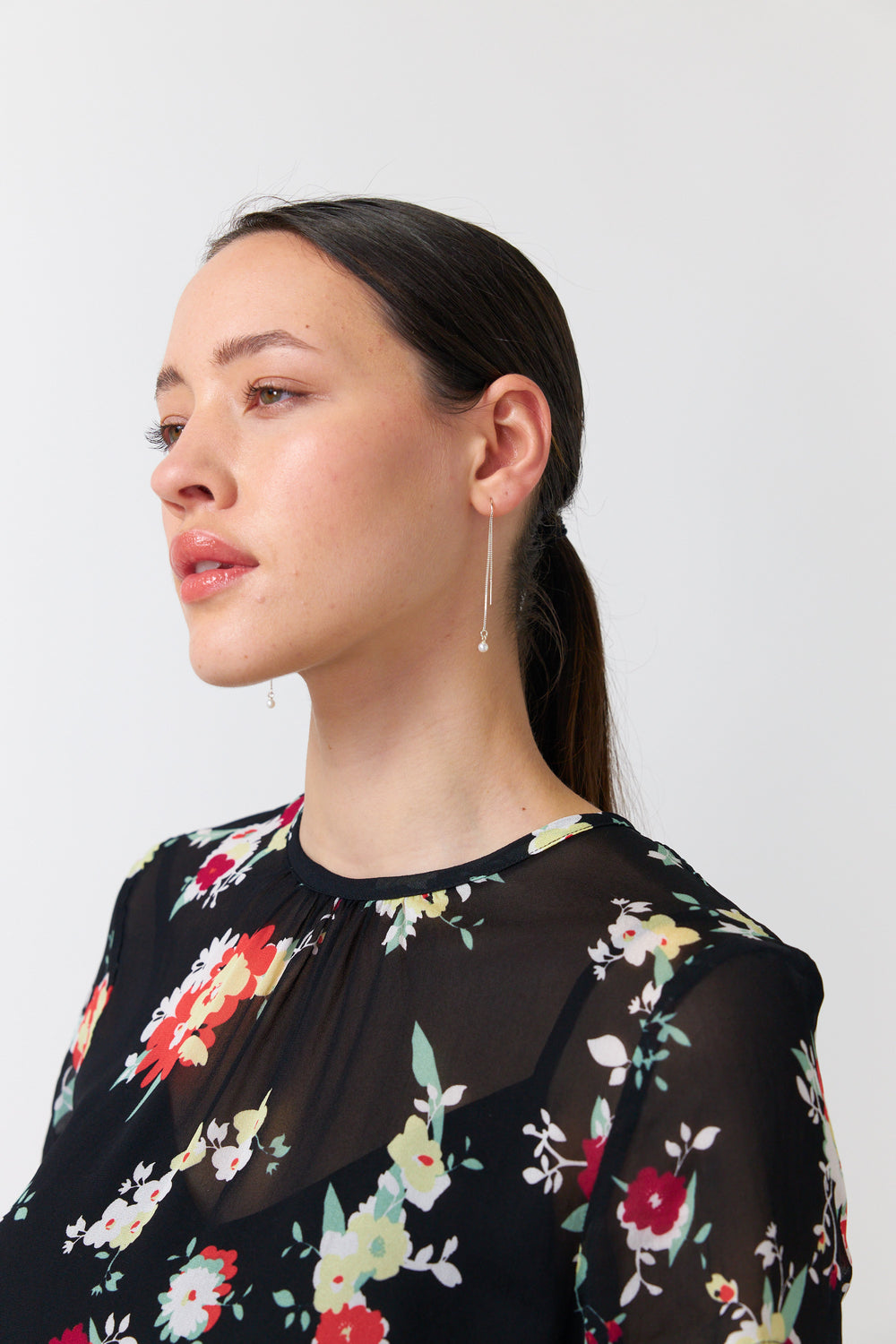 Pearl thread earring